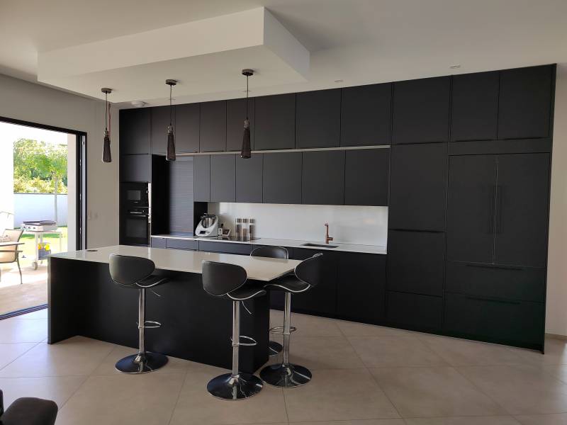 Cuisine noir anti trâce et plan de travail quartz Statuario